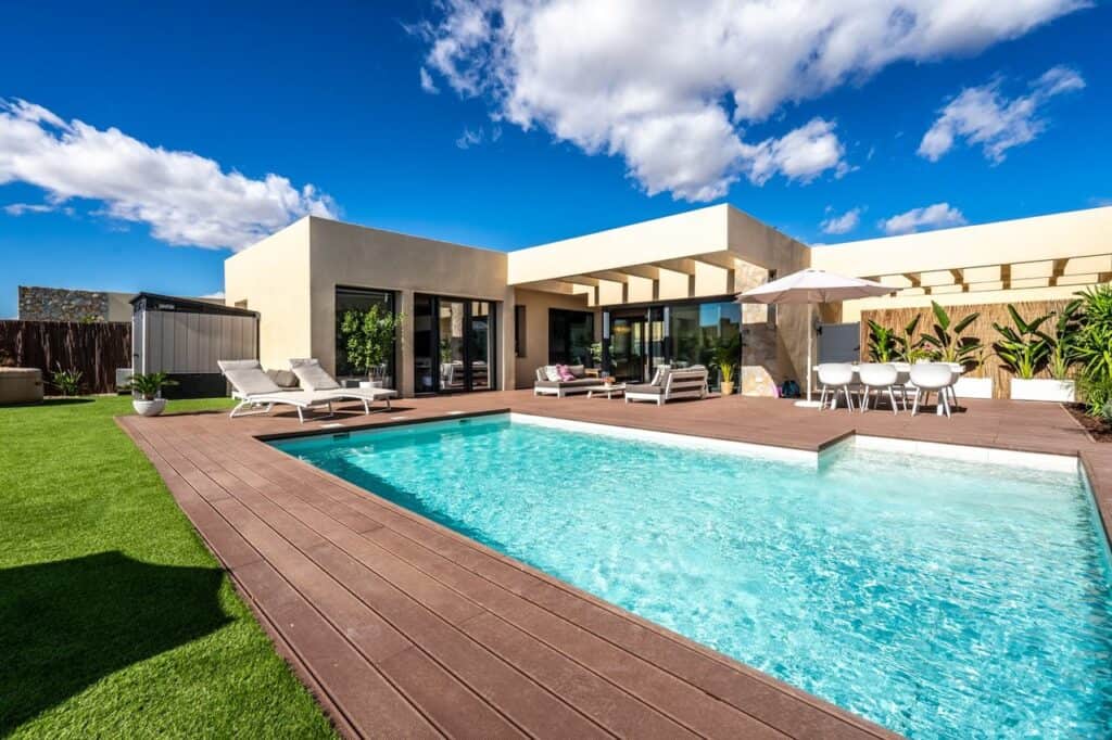 villa for Sale in Altaona Golf and Country Village