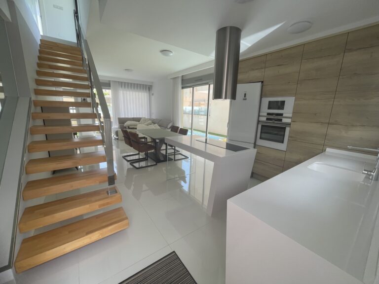 villa for Sale in Mil Palmeras