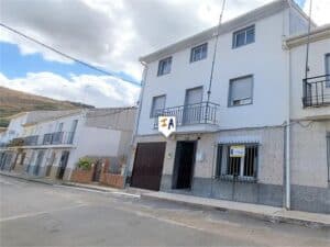 Town House for Sale in Castillo de Locubin