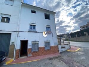 Town House for Sale in Castillo de Locubin