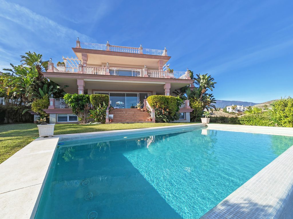 Villa for sale in Benahavis